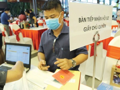 Việc chậm trễ cấp sổ hồng ảnh hưởng tới quyền lợi của người mua nhà. Ảnh: Lê Toàn.