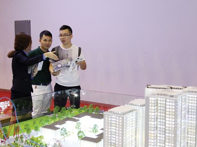 Người mua căn hộ quan tâm đến thời gian còn có thể sử dụng, khả năng giữ giá và tích lũy giá trị trong dài hạn. Ảnh: Việt Dũng.