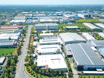 Điện mặt trời áp mái đang được nhiều khu công nghiệp triển khai như một giải pháp giúp chủ động nguồn điện và hướng đến sản xuất xanh. Ảnh: Thành Nguyễn.