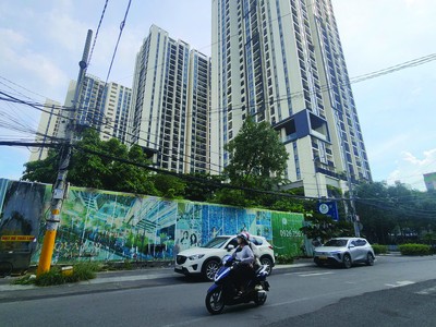 Khu đất quy hoạch trường học tại dự án Hà Đô Centrosa Garden được quây tôn kín mít, chưa có hoạt động xây dựng. Ảnh: Việt Dũng.