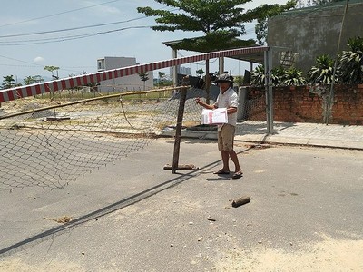 Ông Nguyễn Quý rào lối vào dự án Khu đô thị số 7B để đòi đất tái định cư