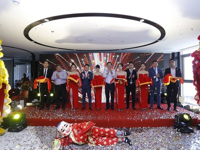 Nghi lễ cắt băng khai trương trụ sở mới của Công ty cổ phần Địa ốc First Real tại số 50- Bạch Đằng, TP. Đà Nẵng.