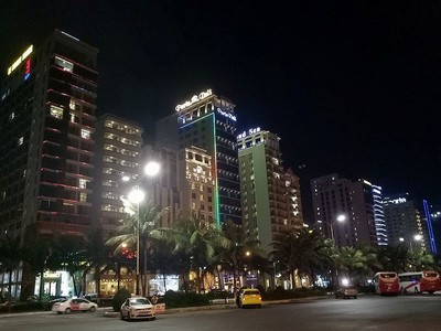 Dãy khách sạn ven biển đường Võ Nguyên Giáp Đà Nẵng về đêm.