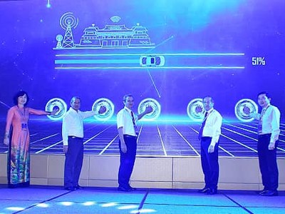 Đại diện Bộ TT&TT cùng Lãnh đạo tỉnh Thừa Thiên Huế thực hiện nghi thức công bố dịch vụ Trung tâm Giám sát điều hành Đô thị thông minh.