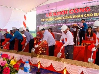 Các đại biểu tham dự thực hiện động thổ khởi công xây dựng Làng công nhân cao su.