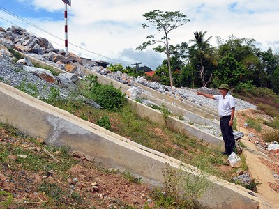 Công trình Kè chống sạt lở Bắc Sông Son đoạn qua thôn Trằm Mé - thôn Na - thôn Xuân Sơn, xã Sơn Trạch (huyện Bố Trạch) có chiều dài 520 m.