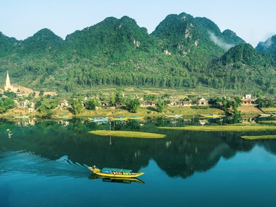 Thắng cảnh sông Son thuộc khu vực Phong Nha- Kẻ Bàng.