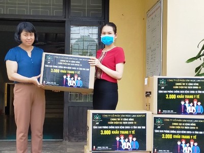 Công ty cổ phần Sâm Ngọc Linh Kon Tum ủng hộ 3000 khẩu trang vải cho ngành Y tế Kon Tum chống dịch Covid-19.