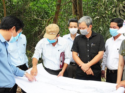 Bí thư Tỉnh uỷ tỉnh Thừa Thiên - Huế Lê Trường Lưu (áo đen) kiểm tra công tác giải phóng mặt bằng dự án cao tốc Cam Lộ - La Sơn