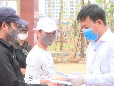 Bác sĩ Đỗ Quốc Tiệp, Giám đốc Trung tâm Kiểm soát bệnh tật tỉnh Quảng Bình trao giấy chứng nhận cho các công dân đã hoàn thành thời gian cách ly y tế.