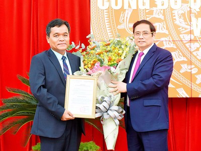 Trưởng Ban tổ chức Trung ương Phạm Minh Chính trao quyết định và chúc mừng ông Hồ Văn Niên, Bí thư Tỉnh ủy tỉnh Gia Lai.