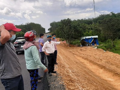 Người dân phản ánh việc đơn vị xây lắp thi công tự ý san lấp mở đường công vụ ngay trên phần đất của mình.