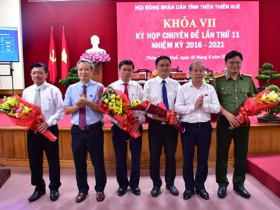 Ông Nguyễn Thanh Bình (thứ 3 từ phải qua) được bầu làm Phó Chủ tịch UBND tỉnh Thừa Thiên - Huế. (Nguồn: thuathienhue.gov.vn)