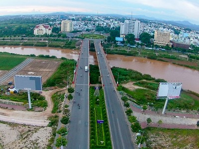 Sông Đăk Bla, thành phố Kon Tum - Ảnh: HTL