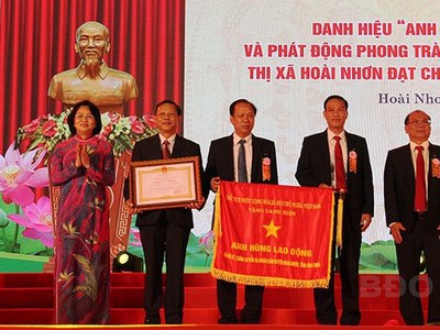 Phó Chủ tịch nước Đặng Thị Ngọc Thịnh trao danh hiệu Anh hùng lao động thời kỳ đổi mới cho thị xã Hoài Nhơn. Ảnh: Báo Bình Định.
