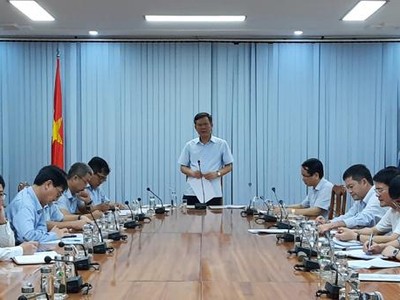 Chủ tịch UBND tỉnh Quảng Bình Trần Thắng chủ trì cuộc họp với các sở ban ngành liên quan.