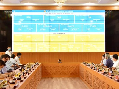 Giám đốc sở Thông tin và Truyền thông Thừa Thiên Huế Nguyễn Xuân Sơn giới thiệu tổng quan Trung tâm điều hành UBND tỉnh Thừa Thiên Huế tại lễ khai trương.