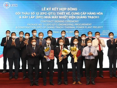 Lãnh đạo tỉnh Quảng Bình và lãnh đạo EVN tặng hoa chúc mừng Ban QLDA Điện 2 và liên danh nhà thầu