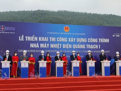 Các đại biểu nhấn nút triển khai thi công dự án Nhà máy nhiệt điện Quảng Trạch I. 