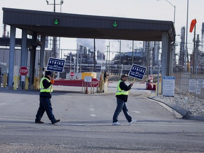 Thêm 2 nhà máy lọc dầu của Mỹ tham gia bãi công