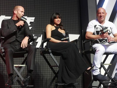 Các diễn viên chính trong "Fast & Furious 7" trong buổi họp báo ra mắt phim tại Mỹ