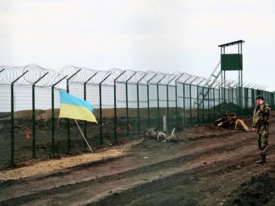 Lá cờ Ukraine được treo tại một đoạn khu vực biên giới Ukraine và Nga