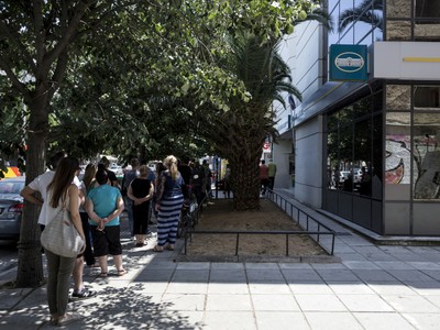 Người dân Hy Lạp xếp hàng để rút tiền từ ATM