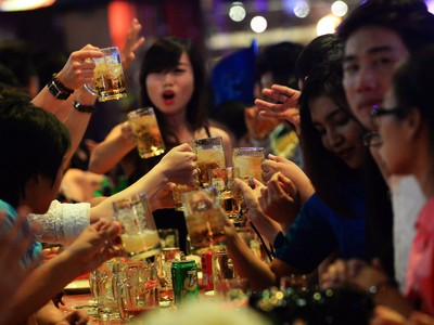 Lượng bia bán ra tại Việt Nam có tốc độ tăng trưởng nhanh ít nhất là gấp đôi tốc độ tăng của GDP trong 5 năm qua, theo Euromonitor International.