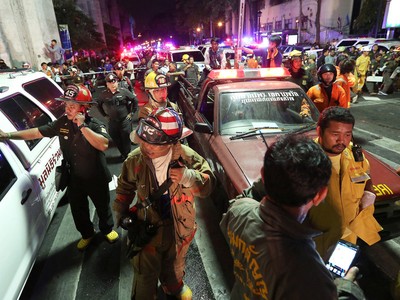 Lực lượng cứu hộ tại Bangkok sau vụ nổ đêm qua (17/8)