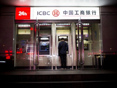 Lợi nhuận ngân hàng Trung Quốc lao dốc chóng mặt