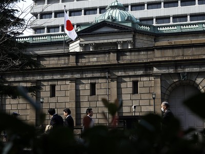 Lãi suất âm khiến ngành ngân hàng Nhật Bản có "màn biểu diễn" tệ nhất trong 4 năm