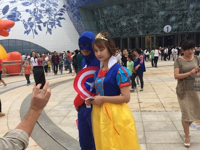 Nhân vật Bạch Tuyết và Captain American xuất hiện tại Wanda City