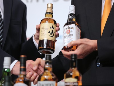 Kinh tế khó khăn, nhiều công ty Nhật phải bán mình