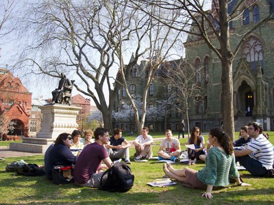 Người dân châu Á có lợi thế về bằng cấp tại Mỹ