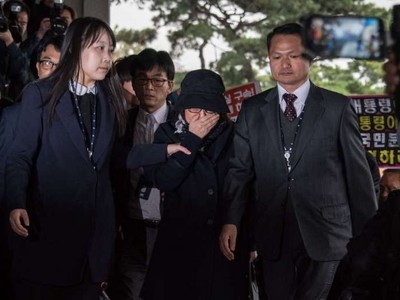 Bà Choi lợi dụng mối quan hệ với tổng thống Hàn Quốc để ép các công ty ủng hộ cho 2 quỹ phi lợi nhuận do bà lập ra và sử dụng số tiền đó vào mục đích cá nhân.