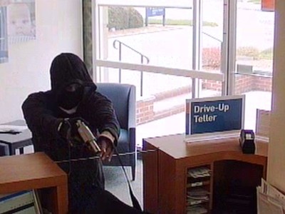 Các tên cướp ngân hàng thường không “diễn xuất” theo kiểu Hollywood với việc xả súng lên trần nhà và hét lớn (ảnh minh họa)