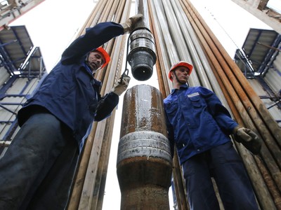 Giá dầu tăng sát ngưỡng 60 USD/thùng nhờ tin tốt dồn dập