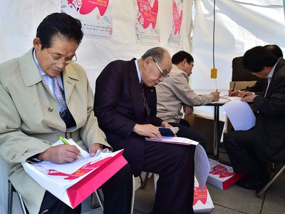 Hàng ngàn người cao tuổi Hàn Quốc vật lộn để kiếm sống