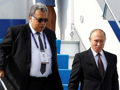 Đại sứ Nga tại Thổ Nhĩ Kỳ Andrei Karlov tháp tùng tổng thống Vladimir Putin, hồi tháng 10/2016. Ảnh: REUTERS