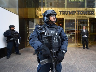 Có tới 300 cảnh sát bảo vệ quanh tòa Trump Tower