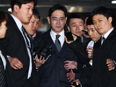 Jay Y. Lee, đồng Phó chủ tịch Samsung Electronics Co rời tòa án Seoul vào ngày 16/2/2017