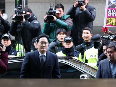 Jay Y. Lee tới Tòa án Seoul ngày 13/2/2017