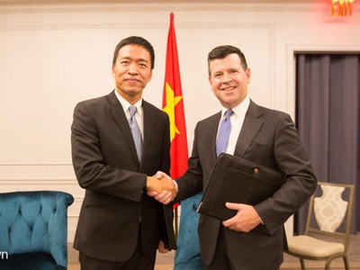  Chủ tịch kiêm Tổng giám đốc VNG Lê Hồng Minh và Phó chủ tịch sàn chứng khoán NASDAQ Bob McCooey bắt tay sau lễ ký kết. Ảnh: Zing