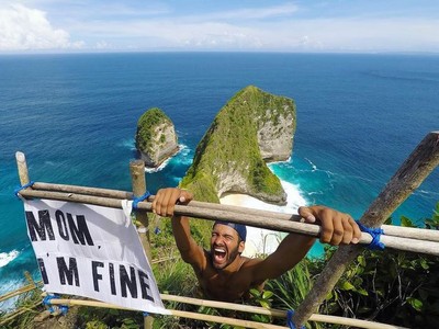 Thanh niên Bỉ du lịch mạo hiểm nhưng không quên “an ủi” mẹ