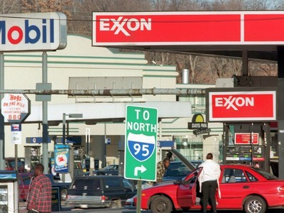 Các công ty dầu mỏ ngồi trên đống lửa