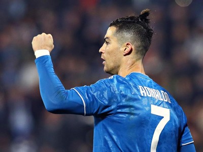 Cristiano Ronaldo và đồng đội tại Juventus sẽ bị giảm lương
