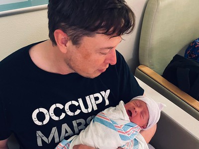 Chào mừng bé X Æ A-12 Musk!