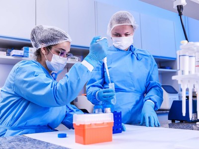 Dân Mỹ sẽ không thể có vắc xin Covid-19 cho tới 2021