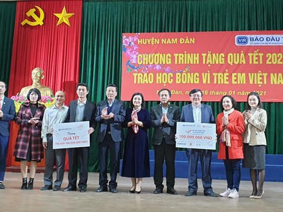 Đại diện Ban tổ chức và các nhà tài trợ trao biển lưu niệm học bổng và quà tết 2021