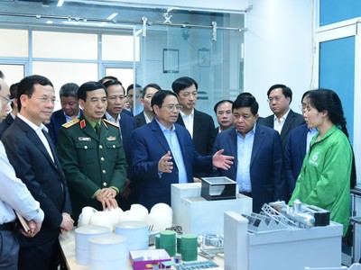 Thủ tướng Chính phủ Phạm Minh Chính và đoàn công tác tới thăm và làm việc tại Trung tâm Đổi mới sáng tạo quốc gia (NIC). Ảnh: Dũng Minh